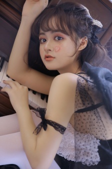 皇上扯肚兜吃双乳